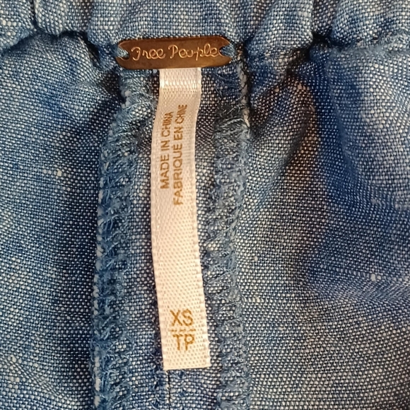 Free People Size XS Blue Show Some Shoulder Top Chambray Linen Blend - Picture 3 of 7